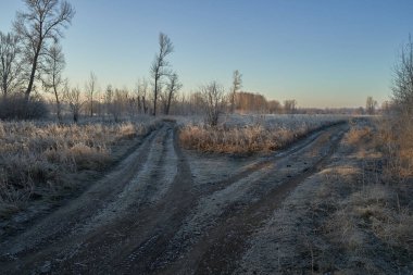 Kışın nefesi, göldeki ilk buz, buzlu bir sabahın şafağı çimenlerin üzerinde don, buzun yakın çekimi, ilk buzun üzerindeki desenler. Kış