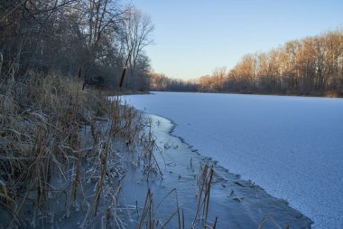 Kışın nefesi, göldeki ilk buz, buzlu bir sabahın şafağı çimenlerin üzerinde don, buzun yakın çekimi, ilk buzun üzerindeki desenler. Kış