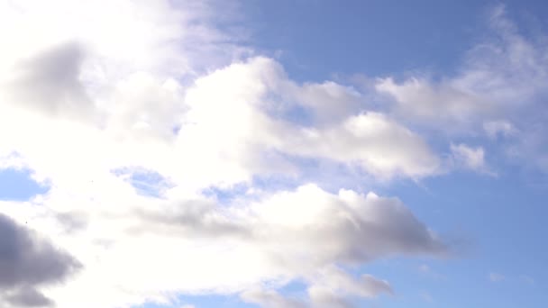 Hermoso Cielo Azul Atardecer Con Luz Brillante Ardiente Nubes Iluminadas — Vídeo de stock