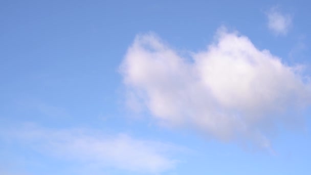 Hermoso Cielo Azul Atardecer Con Luz Brillante Ardiente Nubes Iluminadas — Vídeo de stock