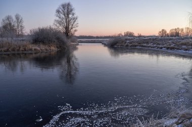 Kışın nefesi, göldeki ilk buz, buzlu bir sabahın şafağı çimenlerin üzerinde don, buzun yakın çekimi, ilk buzun üzerindeki desenler. Kış