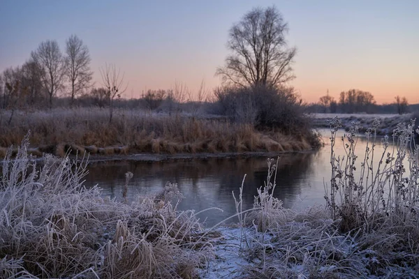 Vinterns Andetag Första Isen Sjön Gryning Frostig Morgon Med Frost — Stockfoto