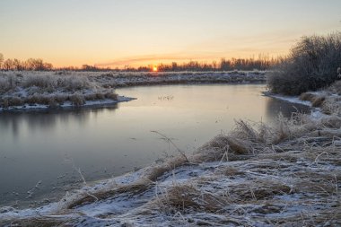 Kışın nefesi, göldeki ilk buz, buzlu bir sabahın şafağı çimenlerin üzerinde don, buzun yakın çekimi, ilk buzun üzerindeki desenler. Kış
