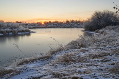 Kışın nefesi, göldeki ilk buz, buzlu bir sabahın şafağı çimenlerin üzerinde don, buzun yakın çekimi, ilk buzun üzerindeki desenler. Kış