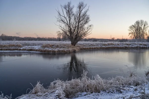 Adem Van Winter Eerste Ijs Het Meer Dageraad Een Ijzige — Stockfoto