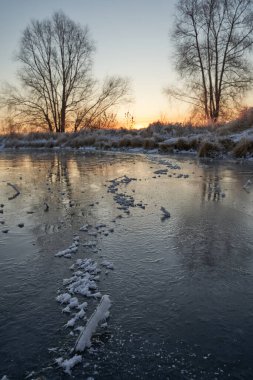 Kışın nefesi, göldeki ilk buz, buzlu bir sabahın şafağı çimenlerin üzerinde don, buzun yakın çekimi, ilk buzun üzerindeki desenler. Kış