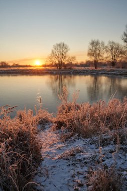 Kışın nefesi, göldeki ilk buz, buzlu bir sabahın şafağı çimenlerin üzerinde don, buzun yakın çekimi, ilk buzun üzerindeki desenler. Kış