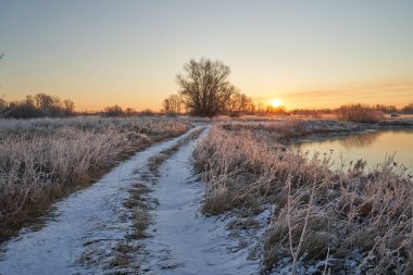 Kışın nefesi, göldeki ilk buz, buzlu bir sabahın şafağı çimenlerin üzerinde don, buzun yakın çekimi, ilk buzun üzerindeki desenler. Kış