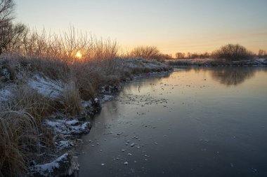 Kışın nefesi, göldeki ilk buz, buzlu bir sabahın şafağı çimenlerin üzerinde don, buzun yakın çekimi, ilk buzun üzerindeki desenler. Kış