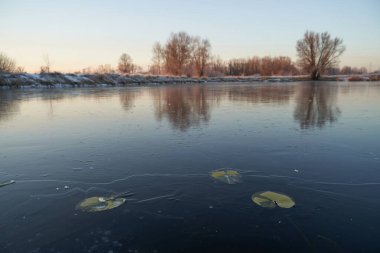 Kışın nefesi, göldeki ilk buz, buzlu bir sabahın şafağı çimenlerin üzerinde don, buzun yakın çekimi, ilk buzun üzerindeki desenler. Kış