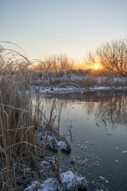 Kışın nefesi, göldeki ilk buz, buzlu bir sabahın şafağı çimenlerin üzerinde don, buzun yakın çekimi, ilk buzun üzerindeki desenler. Kış