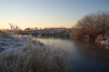 Kışın nefesi, göldeki ilk buz, buzlu bir sabahın şafağı çimenlerin üzerinde don, buzun yakın çekimi, ilk buzun üzerindeki desenler. Kış