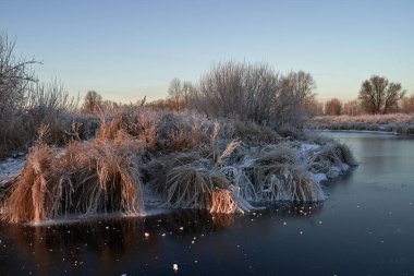 Kışın nefesi, göldeki ilk buz, buzlu bir sabahın şafağı çimenlerin üzerinde don, buzun yakın çekimi, ilk buzun üzerindeki desenler. Kış