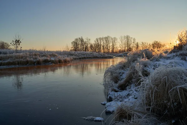 Vinterns Andetag Första Isen Sjön Gryning Frostig Morgon Med Frost — Stockfoto