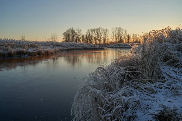 Vinterns Andetag Första Isen Sjön Gryning Frostig Morgon Med Frost — Stockfoto