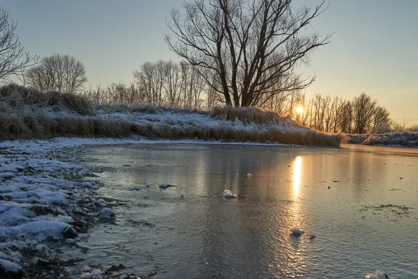 Respiro Inverno Primo Ghiaccio Sul Lago Alba Una Mattina Gelida — Foto Stock