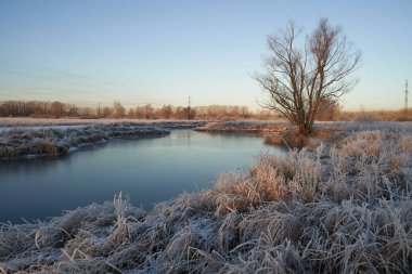 Kışın nefesi, göldeki ilk buz, buzlu bir sabahın şafağı çimenlerin üzerinde don, buzun yakın çekimi, ilk buzun üzerindeki desenler. Kış