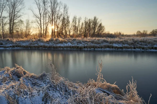 Vinterns Andetag Första Isen Sjön Gryning Frostig Morgon Med Frost — Stockfoto