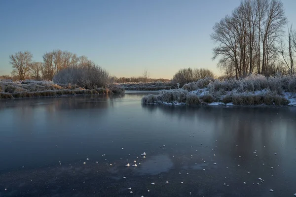 Respiro Inverno Primo Ghiaccio Sul Lago Alba Una Mattina Gelida — Foto Stock