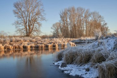Kışın nefesi, göldeki ilk buz, buzlu bir sabahın şafağı çimenlerin üzerinde don, buzun yakın çekimi, ilk buzun üzerindeki desenler. Kış