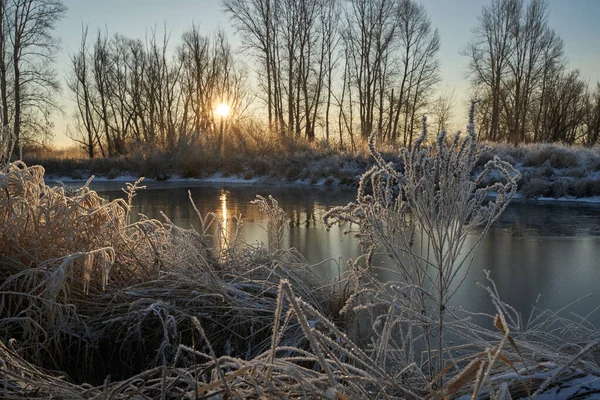 Respiro Inverno Primo Ghiaccio Sul Lago Alba Una Mattina Gelida — Foto Stock