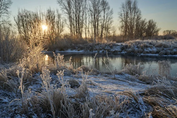 Vinterns Andetag Första Isen Sjön Gryning Frostig Morgon Med Frost — Stockfoto