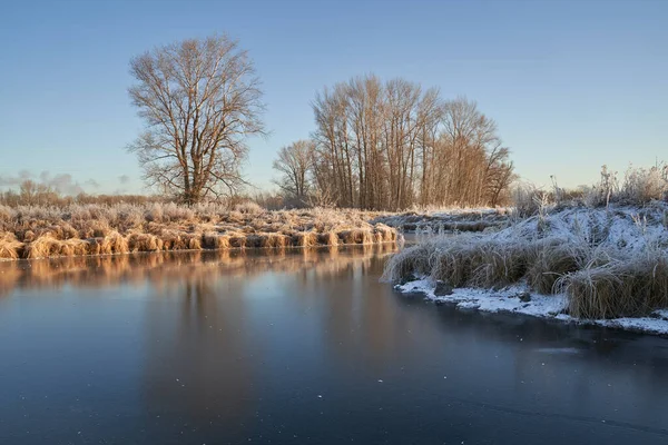 Vinterns Andetag Första Isen Sjön Gryning Frostig Morgon Med Frost — Stockfoto