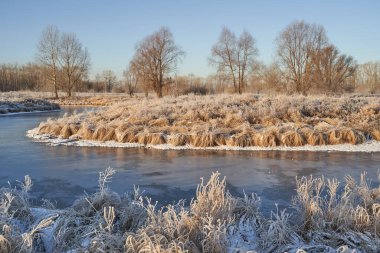 Kışın nefesi, göldeki ilk buz, buzlu bir sabahın şafağı çimenlerin üzerinde don, buzun yakın çekimi, ilk buzun üzerindeki desenler. Kış
