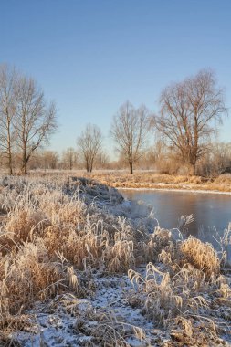 Kışın nefesi, göldeki ilk buz, buzlu bir sabahın şafağı çimenlerin üzerinde don, buzun yakın çekimi, ilk buzun üzerindeki desenler. Kış