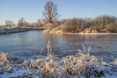 Kışın nefesi, göldeki ilk buz, buzlu bir sabahın şafağı çimenlerin üzerinde don, buzun yakın çekimi, ilk buzun üzerindeki desenler. Kış