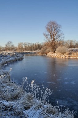 Kışın nefesi, göldeki ilk buz, buzlu bir sabahın şafağı çimenlerin üzerinde don, buzun yakın çekimi, ilk buzun üzerindeki desenler. Kış