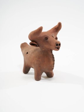 Seramik ürün, kendi ellerinizle, Potter tekerleğinde yapılmış, beyaz arka planda izole edilmiş, killi.