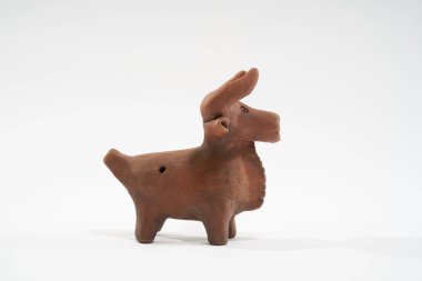 Seramik ürün, kendi ellerinizle, Potter tekerleğinde yapılmış, beyaz arka planda izole edilmiş, killi.