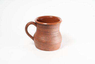 Seramik ürün, kendi ellerinizle, Potter tekerleğinde yapılmış, beyaz arka planda izole edilmiş, killi.