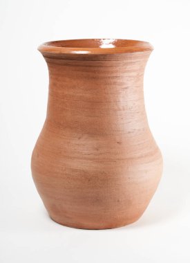 Seramik ürün, kendi ellerinizle, Potter tekerleğinde yapılmış, beyaz arka planda izole edilmiş, killi.