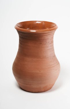 Seramik ürün, kendi ellerinizle, Potter tekerleğinde yapılmış, beyaz arka planda izole edilmiş, killi.