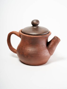 Seramik ürün, kendi ellerinizle, Potter tekerleğinde yapılmış, beyaz arka planda izole edilmiş, killi.