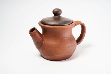 Seramik ürün, kendi ellerinizle, Potter tekerleğinde yapılmış, beyaz arka planda izole edilmiş, killi.