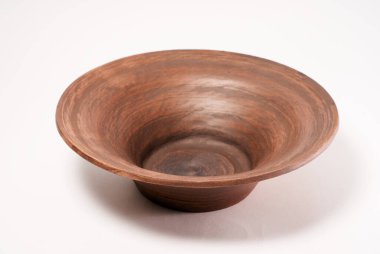 Seramik ürün, kendi ellerinizle, Potter tekerleğinde yapılmış, beyaz arka planda izole edilmiş, killi.