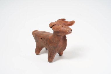 Seramik ürün, kendi ellerinizle, Potter tekerleğinde yapılmış, beyaz arka planda izole edilmiş, killi.