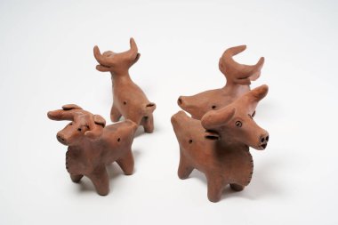 Seramik ürün, kendi ellerinizle, Potter tekerleğinde yapılmış, beyaz arka planda izole edilmiş, killi.