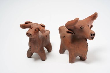 Seramik ürün, kendi ellerinizle, Potter tekerleğinde yapılmış, beyaz arka planda izole edilmiş, killi.