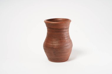 Seramik ürün, kendi ellerinizle, Potter tekerleğinde yapılmış, beyaz arka planda izole edilmiş, killi.