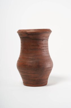 Seramik ürün, kendi ellerinizle, Potter tekerleğinde yapılmış, beyaz arka planda izole edilmiş, killi.