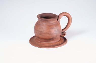 Seramik ürün, kendi ellerinizle, Potter tekerleğinde yapılmış, beyaz arka planda izole edilmiş, killi.