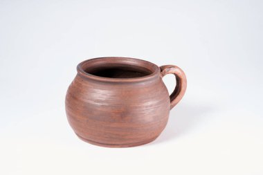 Seramik ürün, kendi ellerinizle, Potter tekerleğinde yapılmış, beyaz arka planda izole edilmiş, killi.