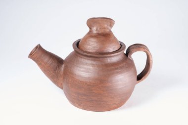 Seramik ürün, kendi ellerinizle, Potter tekerleğinde yapılmış, beyaz arka planda izole edilmiş, killi.