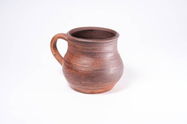 Seramik ürün, kendi ellerinizle, Potter tekerleğinde yapılmış, beyaz arka planda izole edilmiş, killi.