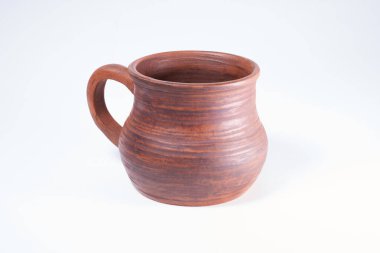 Seramik ürün, kendi ellerinizle, Potter tekerleğinde yapılmış, beyaz arka planda izole edilmiş, killi.