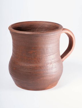 Seramik ürün, kendi ellerinizle, Potter tekerleğinde yapılmış, beyaz arka planda izole edilmiş, killi.